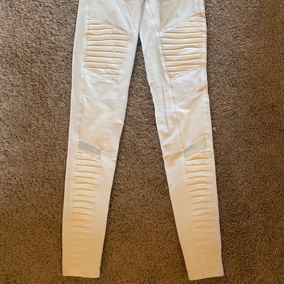 Alo Yoga High-Waist Moto Legging in white XS - Picture 4 of 4